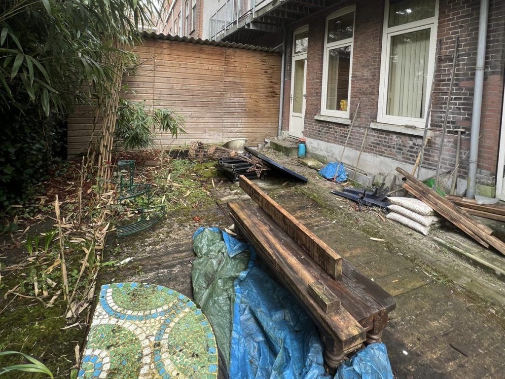 Rommelige tuin van vóór de totaalrenovatie
