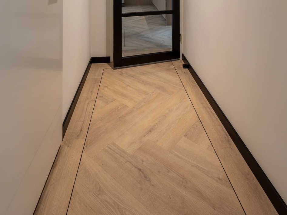 Strak afgewerkte plak pvc vloer met band en bies