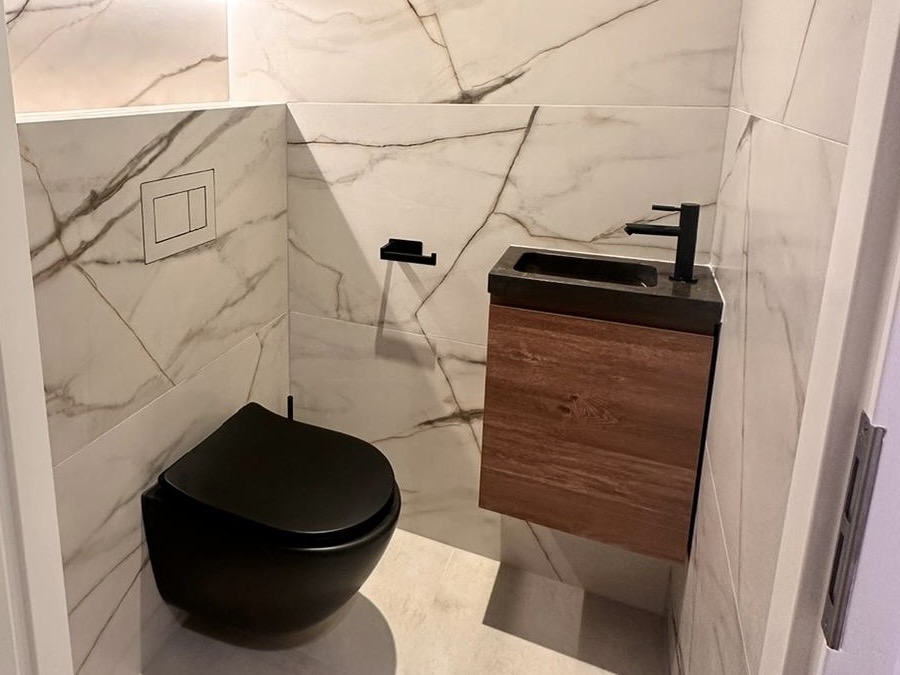 Volledig gerenoveerd toilet met moderne en strakke afwerking