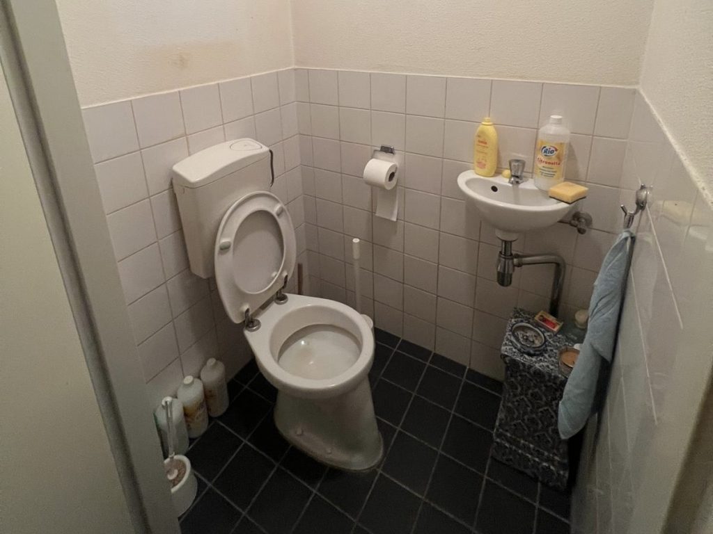 Bestaande toiletruimte vóór de toiletrenovatie