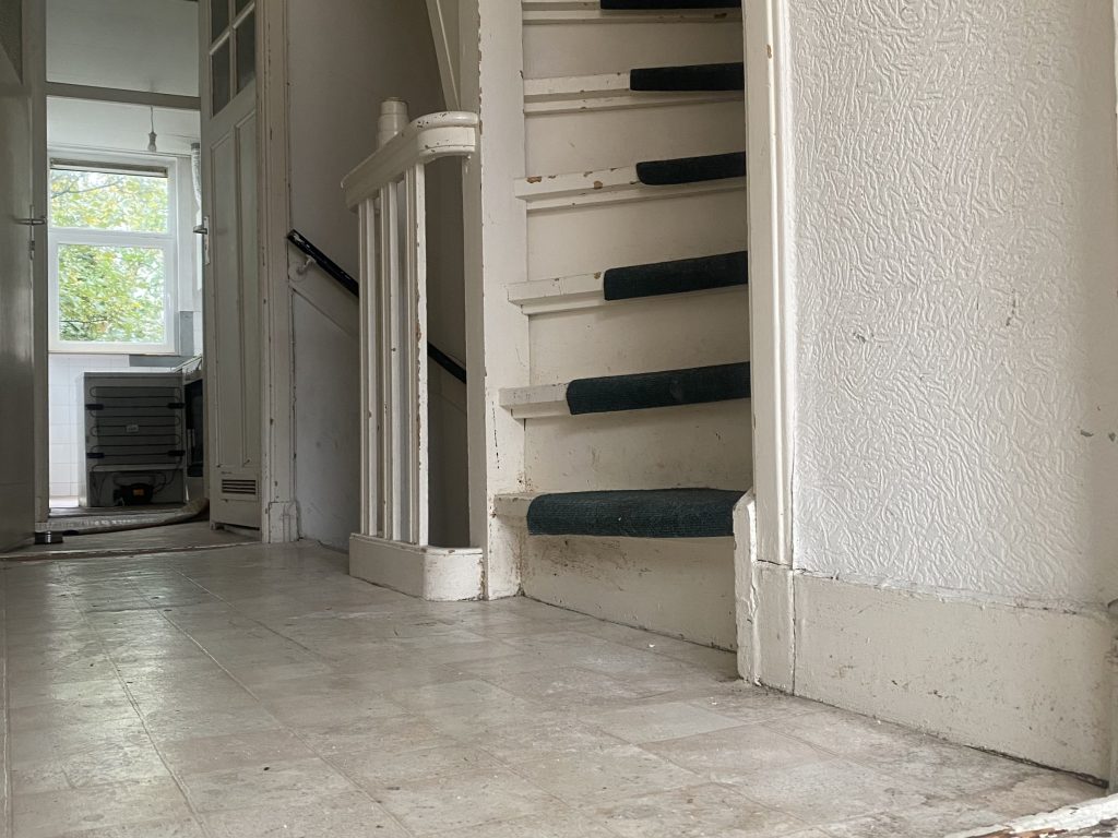Woonkamer voor de totaalrenovatie van de woning