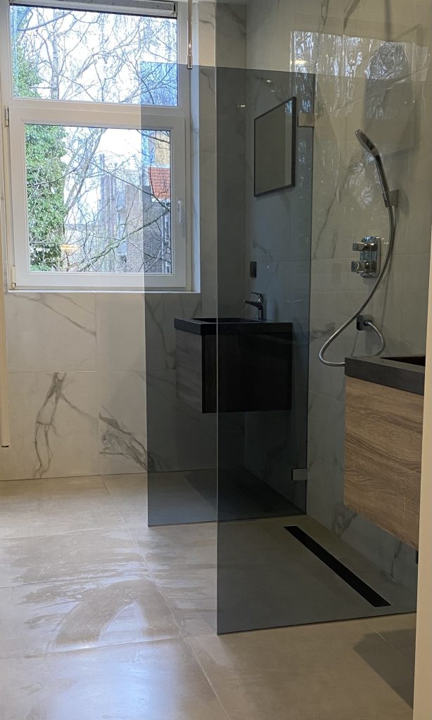 Volledig gerenoveerde badkamer met moderne afwerking