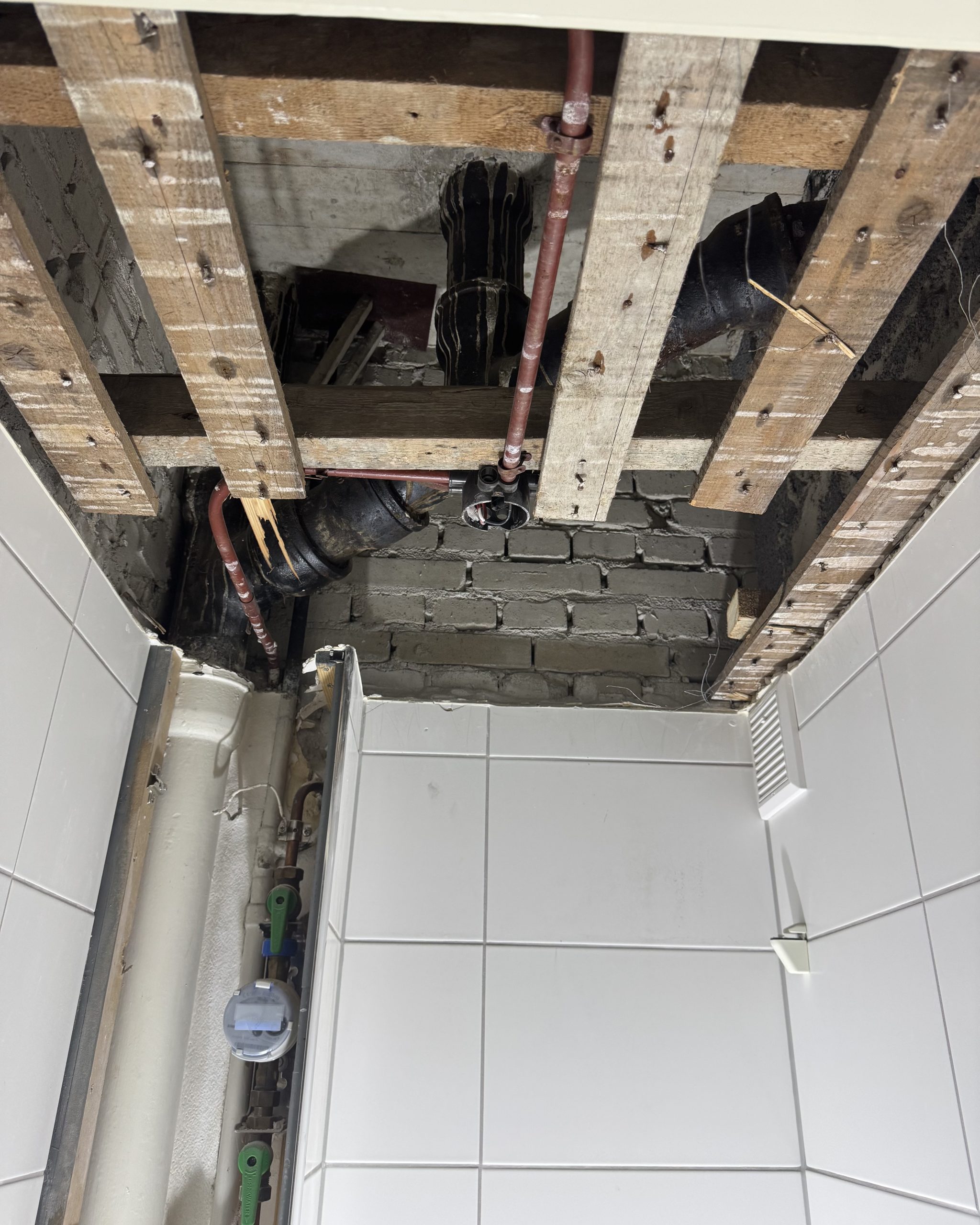 Loodgieterswerk tijdens een project