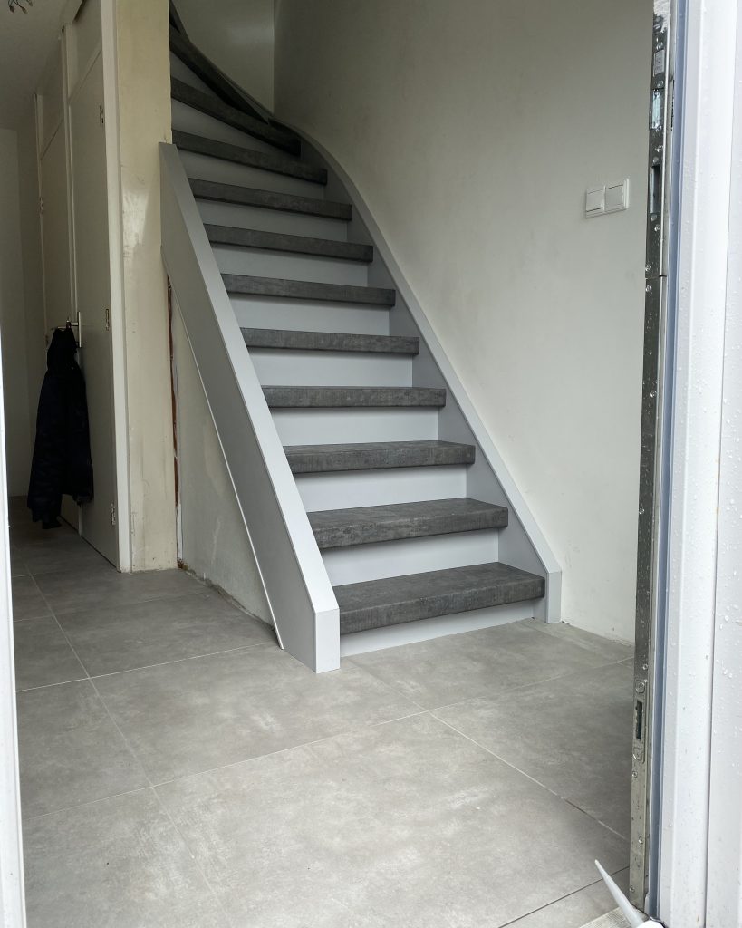 Strak afgewerkte HPL traprenovatie uitgevoerd door Caliskan Bouw