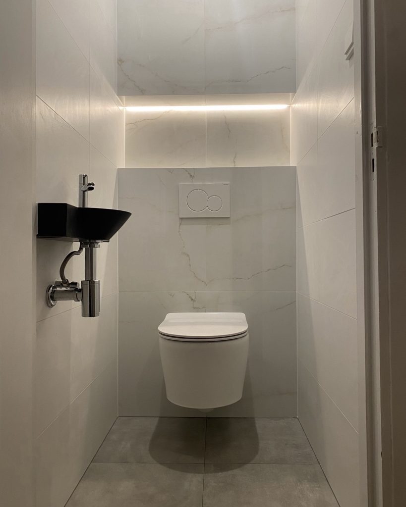 Volledig gerenoveerd toilet met moderne afwerking uitgevoerd door Caliskan Bouw
