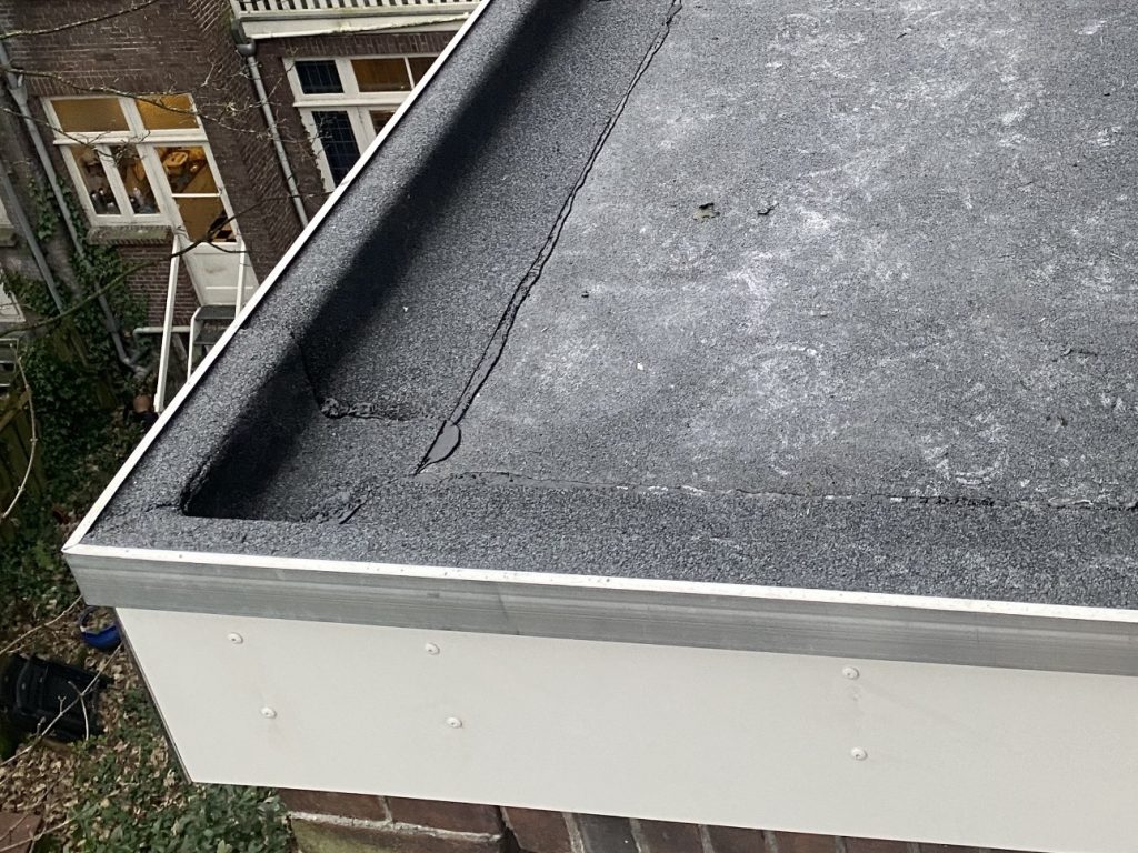 Nieuwe bitumen dakbekleding en kunststof boeidelen bij een totaalrenovatie