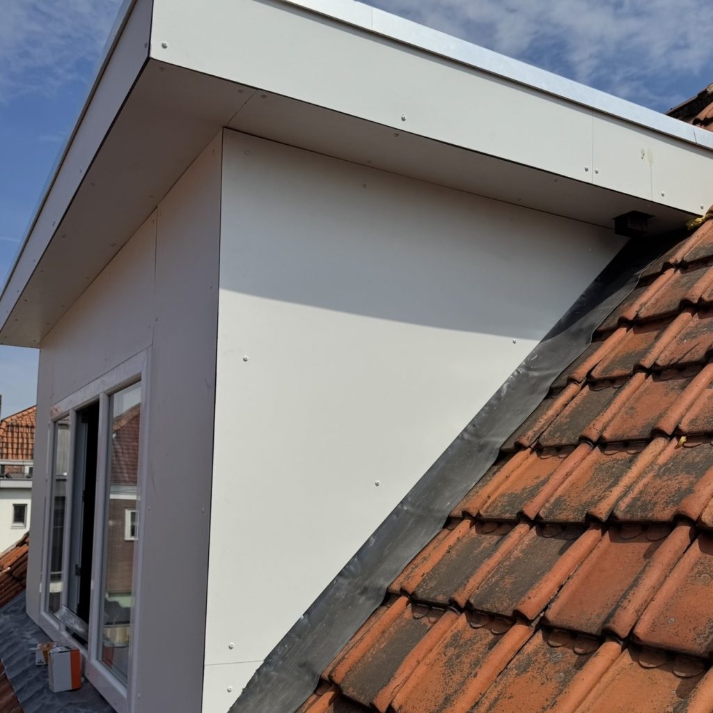 Volledig afgewerkte dakkapel bij een dakrenovatie