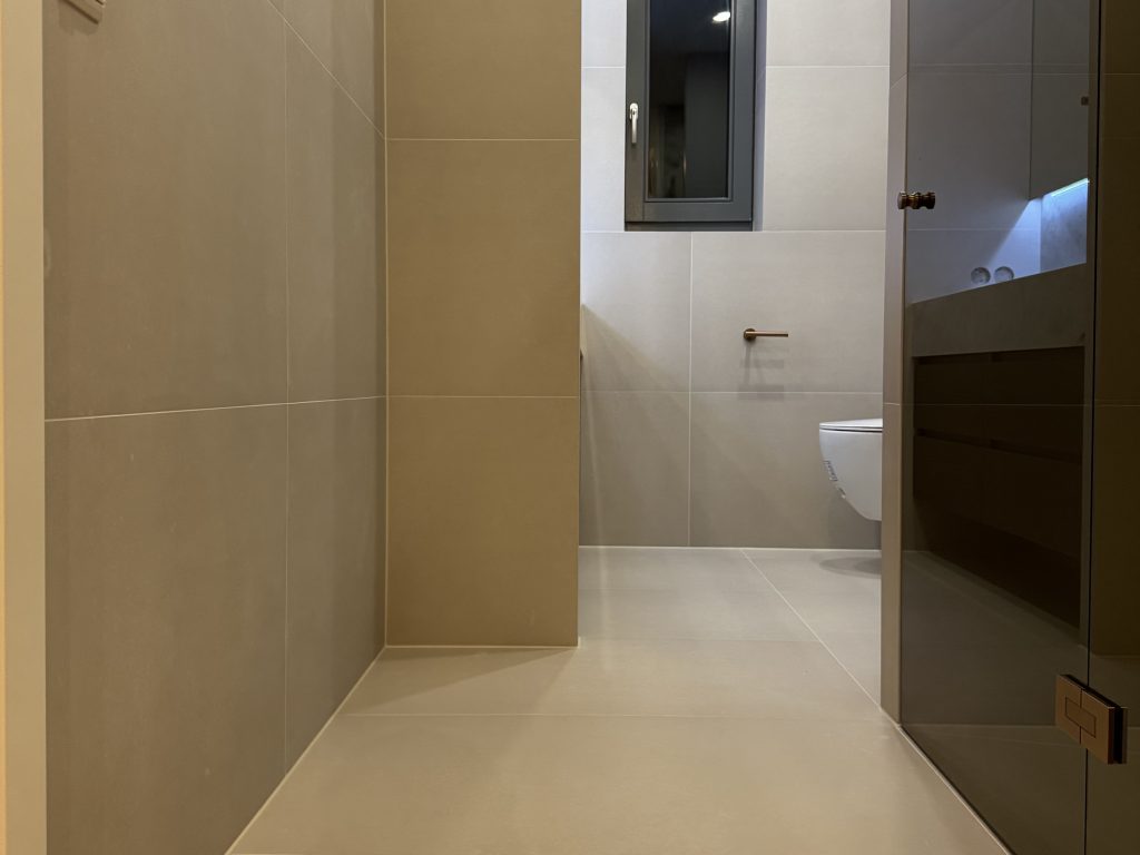 Nieuwe tegelvloer na de badkamerrenovatie