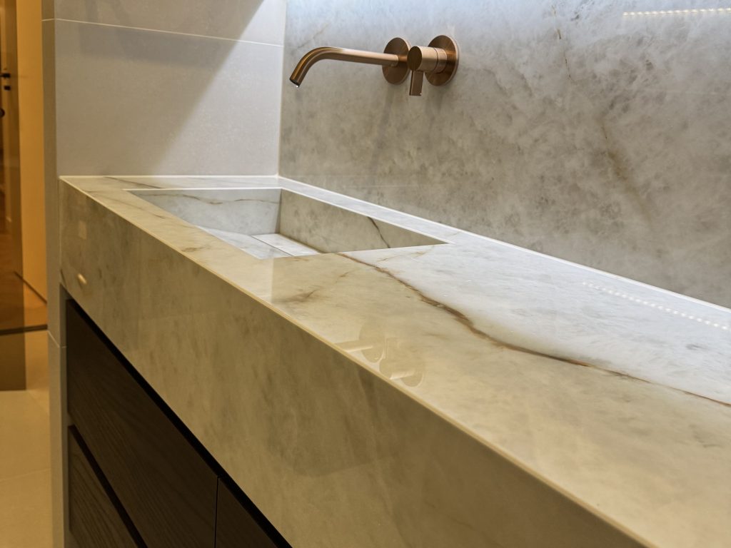 Moderne inbouw wastafelkraan na complete badkamerrenovatie door Caliskan Bouw